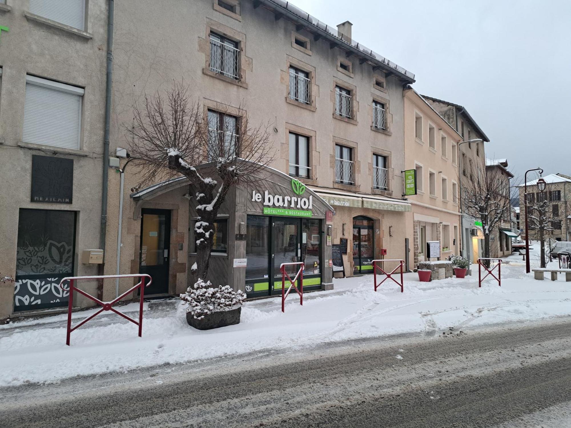 Le Barriol Hotel Saint-Julien-Chapteuil Bagian luar foto